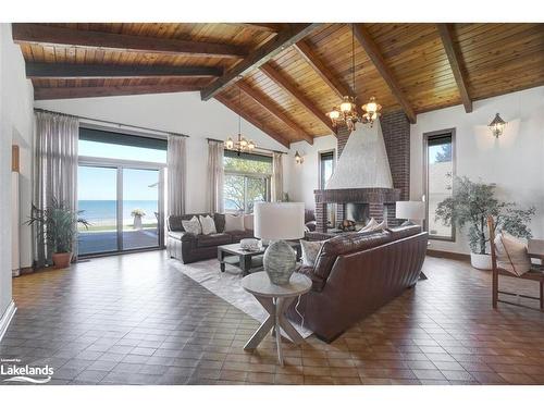 136 Shore Lane, Wasaga Beach, ON - Indoor Photo Showing Living Room