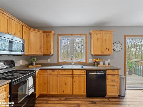 426 Fox Lake Road, Huntsville, ON - Indoor Photo Showing Kitchen