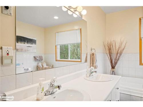17 Tapatoo Trail, Seguin, ON - Indoor Photo Showing Bathroom
