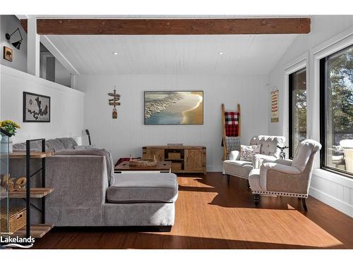 11-1054 Deewood Drive, Muskoka Lakes, ON - Indoor Photo Showing Living Room