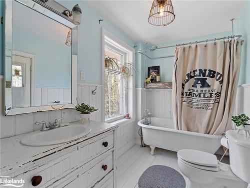 2078 Manitoba Street, Bracebridge, ON - Indoor Photo Showing Bathroom