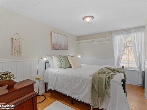 2078 Manitoba Street, Bracebridge, ON - Indoor Photo Showing Bedroom