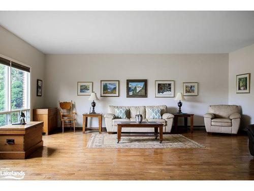 1768 8 Concession S, Clearview, ON - Indoor Photo Showing Living Room