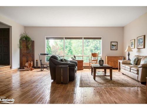 1768 8 Concession S, Clearview, ON - Indoor Photo Showing Living Room