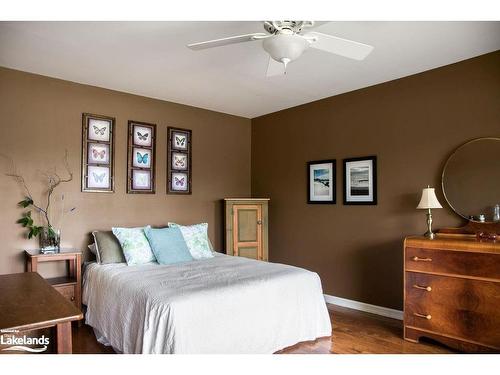 1768 8 Concession S, Clearview, ON - Indoor Photo Showing Bedroom