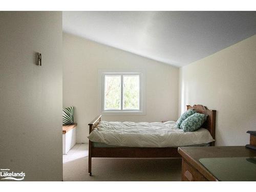 1768 8 Concession S, Clearview, ON - Indoor Photo Showing Bedroom