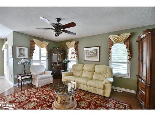 37 Cranberry Heights, Wasaga Beach, ON - Indoor Photo Showing Living Room