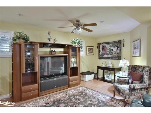37 Cranberry Heights, Wasaga Beach, ON - Indoor Photo Showing Living Room