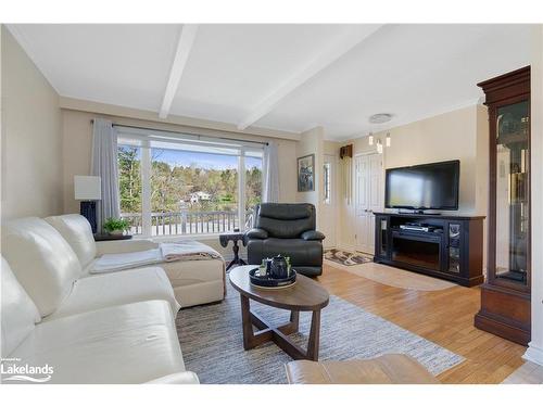 324 Beaumont Drive, Bracebridge, ON - Indoor Photo Showing Living Room