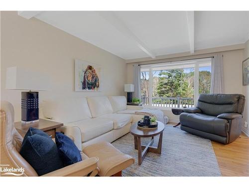 324 Beaumont Drive, Bracebridge, ON - Indoor Photo Showing Living Room