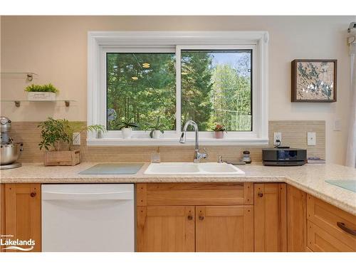 324 Beaumont Drive, Bracebridge, ON - Indoor Photo Showing Kitchen With Double Sink