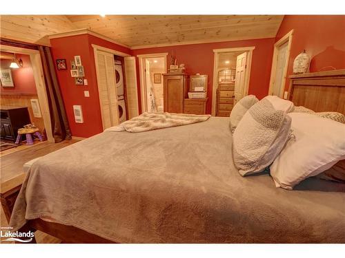 228 Pevensey Road, Burk'S Falls, ON - Indoor Photo Showing Bedroom