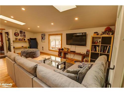 228 Pevensey Road, Burk'S Falls, ON - Indoor Photo Showing Living Room