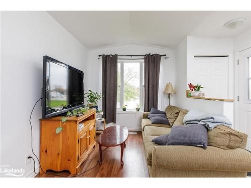 51 Raglan Street, Collingwood, ON - Indoor Photo Showing Living Room