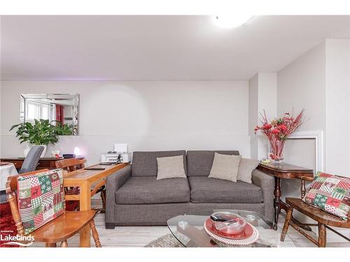 31 Courtice Crescent, Collingwood, ON - Indoor Photo Showing Living Room