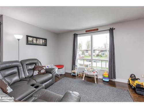 31 Courtice Crescent, Collingwood, ON - Indoor Photo Showing Living Room