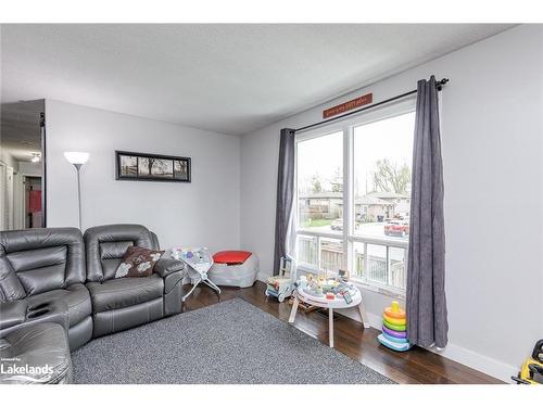 31 Courtice Crescent, Collingwood, ON - Indoor Photo Showing Living Room