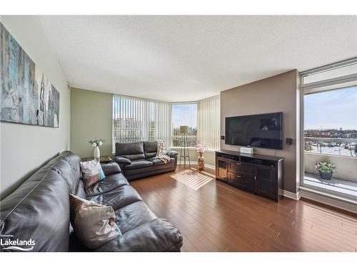 603-2 Covington Road, Toronto, ON - Indoor Photo Showing Living Room
