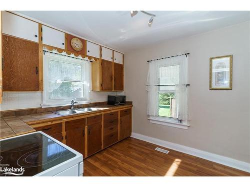 9 Morris Avenue, Huntsville, ON - Indoor Photo Showing Kitchen With Double Sink