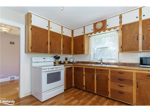 9 Morris Avenue, Huntsville, ON - Indoor Photo Showing Kitchen With Double Sink