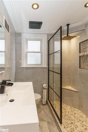 9 Morris Avenue, Huntsville, ON - Indoor Photo Showing Bathroom