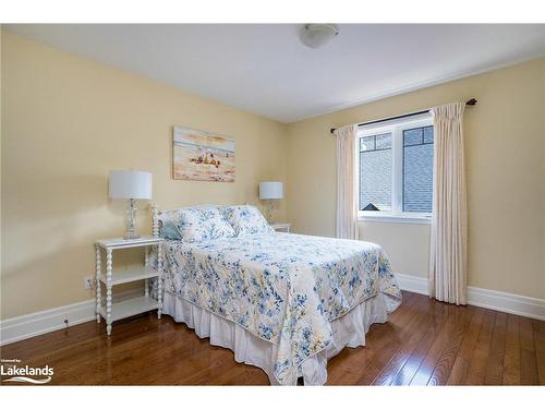 117 Earl Street, Wasaga Beach, ON - Indoor Photo Showing Bedroom