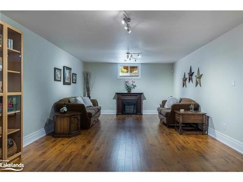 117 Earl Street, Wasaga Beach, ON - Indoor Photo Showing Living Room
