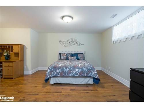 117 Earl Street, Wasaga Beach, ON - Indoor Photo Showing Bedroom