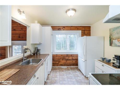 328 East Browns Road, Huntsville, ON - Indoor Photo Showing Kitchen