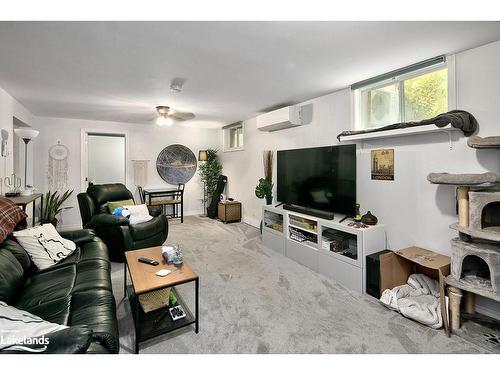 396 Walnut Street, Collingwood, ON - Indoor Photo Showing Living Room