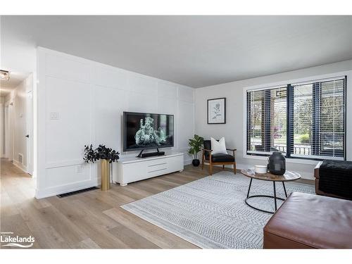 47 Frederick Drive, Wasaga Beach, ON - Indoor Photo Showing Living Room