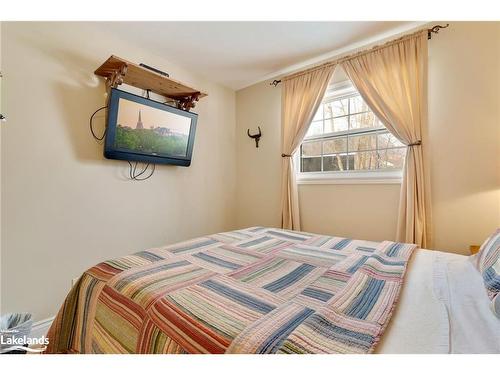 105-10-1052 Rat Bay Road, Lake Of Bays (Twp), ON - Indoor Photo Showing Bedroom