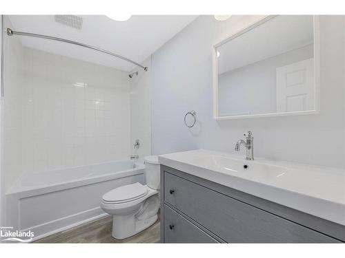 413 High Street, Orillia, ON - Indoor Photo Showing Bathroom