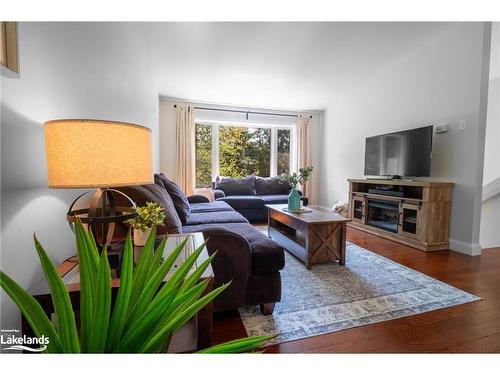 26 Sellens Avenue, Bracebridge, ON - Indoor Photo Showing Living Room