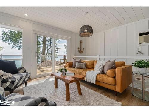 365 Cedar Ave, Meaford, ON - Indoor Photo Showing Living Room