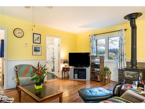 99 Betty Boulevard, Wasaga Beach, ON - Indoor Photo Showing Living Room