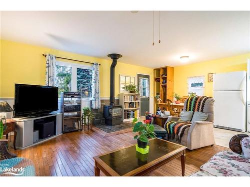 99 Betty Boulevard, Wasaga Beach, ON - Indoor Photo Showing Living Room