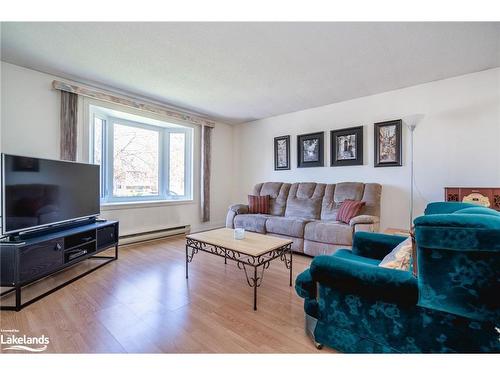 331 Christine Drive, Midland, ON - Indoor Photo Showing Living Room