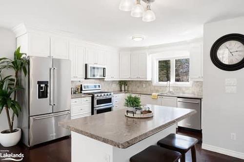 1078 Buckeye Road, Muskoka Lakes, ON - Indoor Photo Showing Kitchen With Upgraded Kitchen