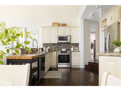 337 Pine Ridge Road, Huntsville, ON - Indoor Photo Showing Kitchen With Upgraded Kitchen