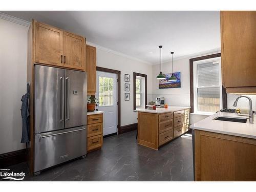 715 4Th Avenue E, Owen Sound, ON - Indoor Photo Showing Kitchen