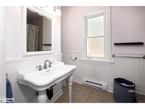 715 4Th Avenue E, Owen Sound, ON - Indoor Photo Showing Bathroom