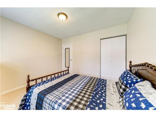 19 Caribbean Drive, Wasaga Beach, ON - Indoor Photo Showing Bedroom
