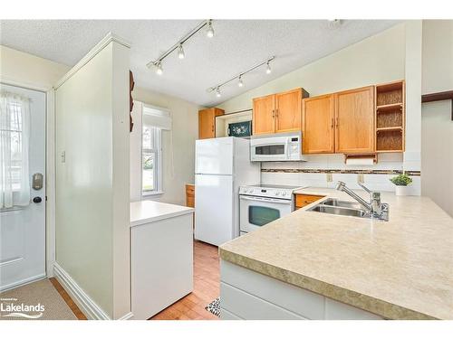 10-140 Albert Street, Collingwood, ON - Indoor Photo Showing Kitchen With Double Sink