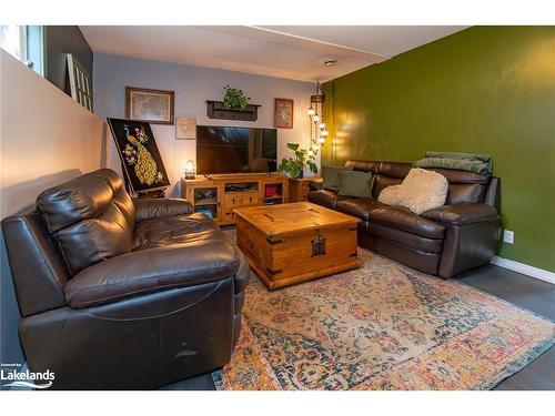 230 Yonge Street, Burk'S Falls, ON - Indoor Photo Showing Living Room