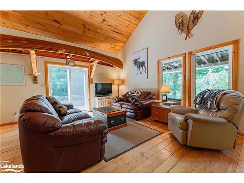 10469 Little Hawk Lake, Algonquin Highlands, ON - Indoor Photo Showing Living Room