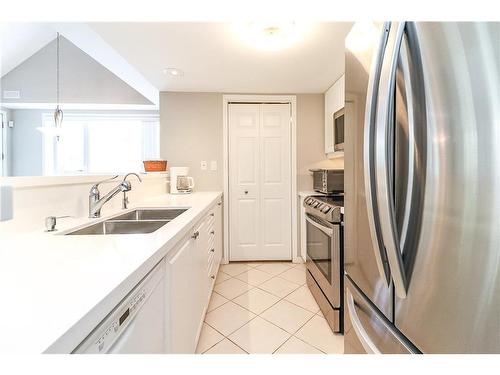 926 Cedar Pointe Court, Collingwood, ON - Indoor Photo Showing Kitchen With Double Sink