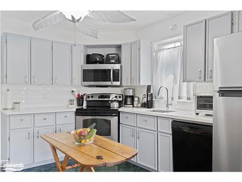 170 Kenilworth Avenue S, Hamilton, ON - Indoor Photo Showing Kitchen