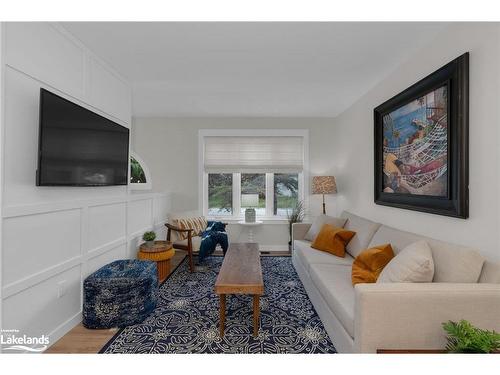 104 Leo Boulevard, Wasaga Beach, ON - Indoor Photo Showing Living Room