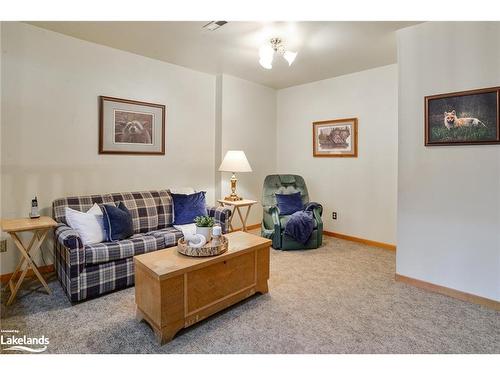 402 East Browns Road, Huntsville, ON - Indoor Photo Showing Living Room
